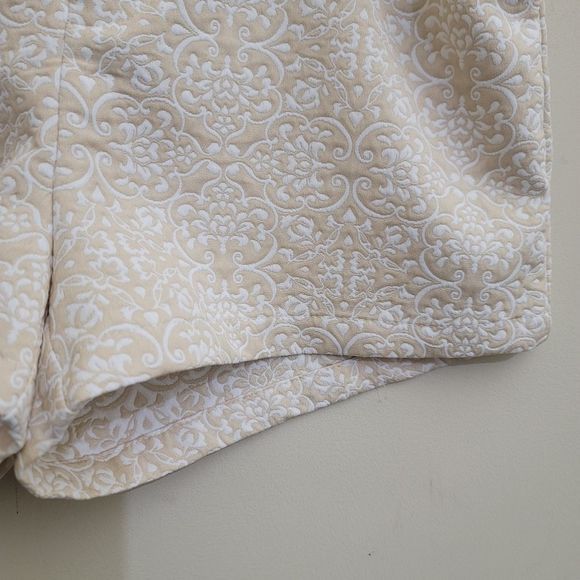 TRIXIE + LULU Brocade Floral Print High Rise Shorts,‎ size 13, Beige - Picture 4 of 11